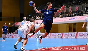 Photograph of handball players.