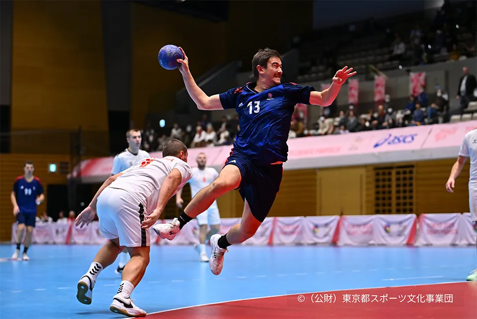 Photograph of handball players.